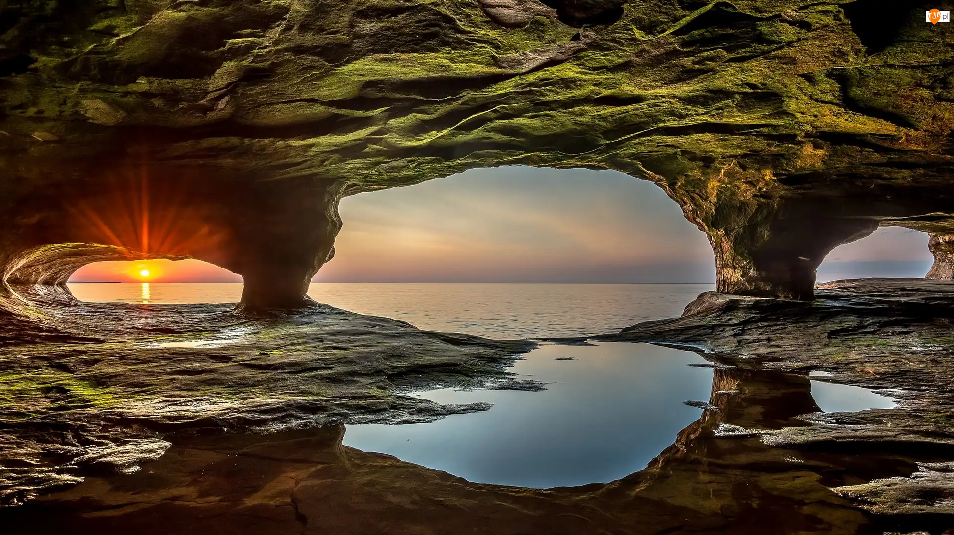 Munising, Jezioro Lake Superior, Promienie słońca, Stan Michigan, Skały, Park Narodowy Pictured Rocks National Lakeshore, Stany Zjednoczone, Jaskinia