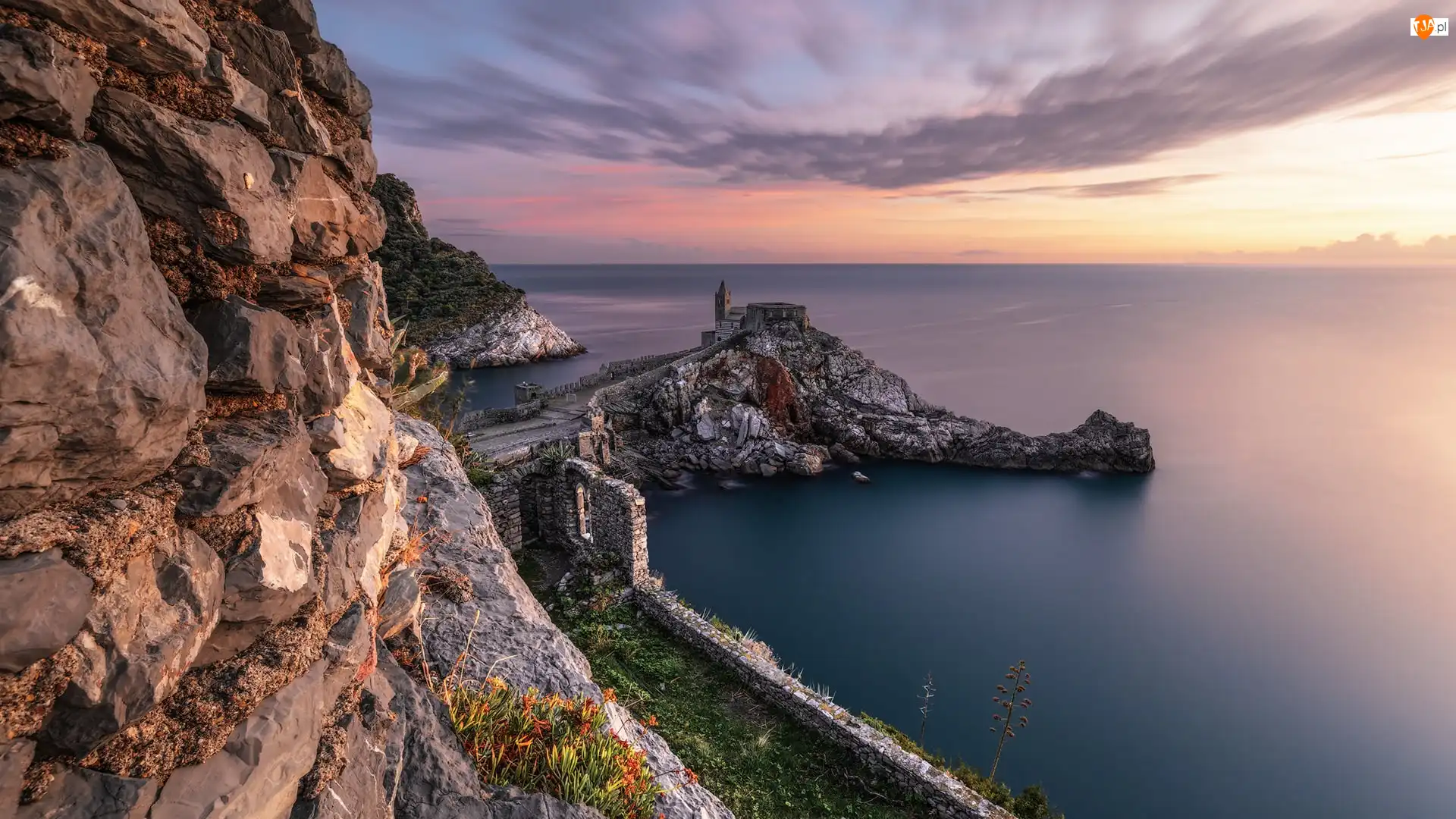 Włochy, Portovenere, Liguria, Morze Liguryjskie, Skały, Chiesa di San Pietro, Kościół św Piotra, Miasteczko, Wybrzeże