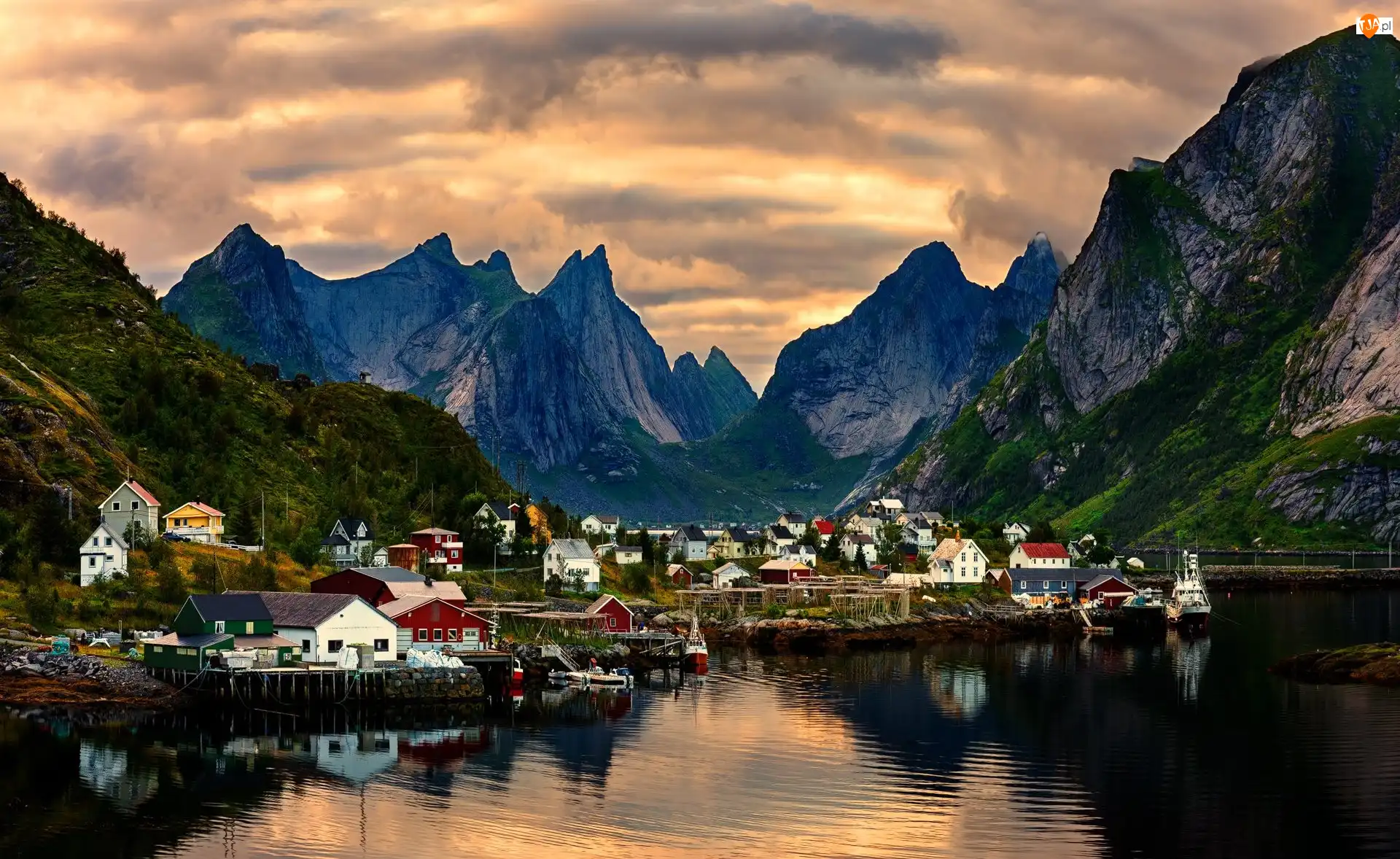 Lofoty, Norwegia, Domy, Chmury, Wieś Reine, Góry