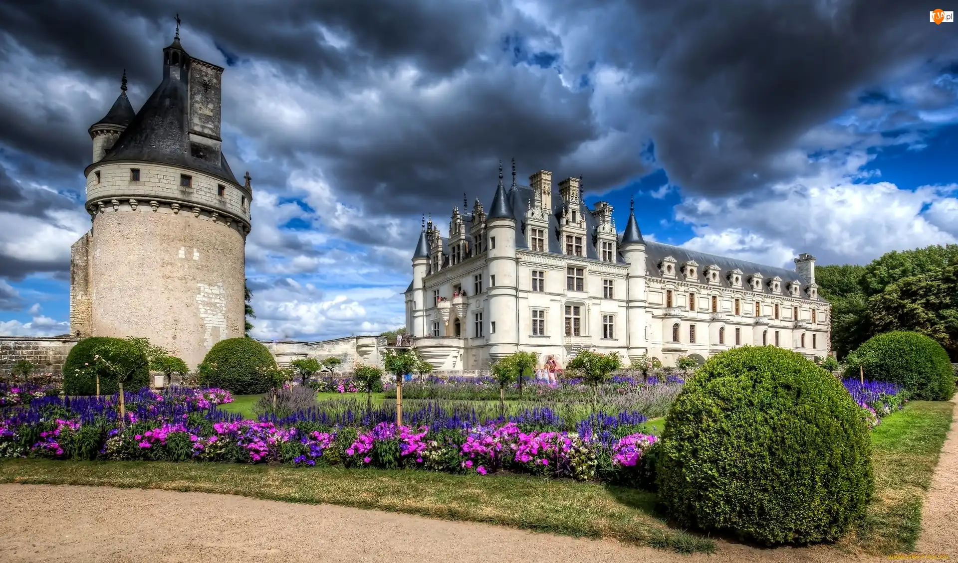 Chateau de Chenonceau, Miejscowość Chenonceaux, Chmury, Zamek Chenonceau, Kwiaty, Ogród, Francja