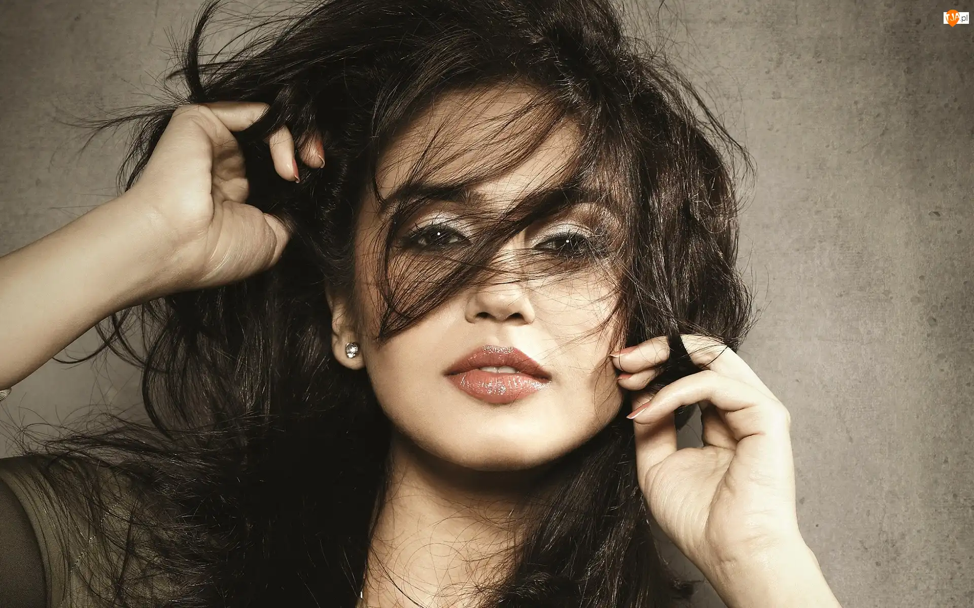 Włosy, Huma Qureshi, Rozwiane