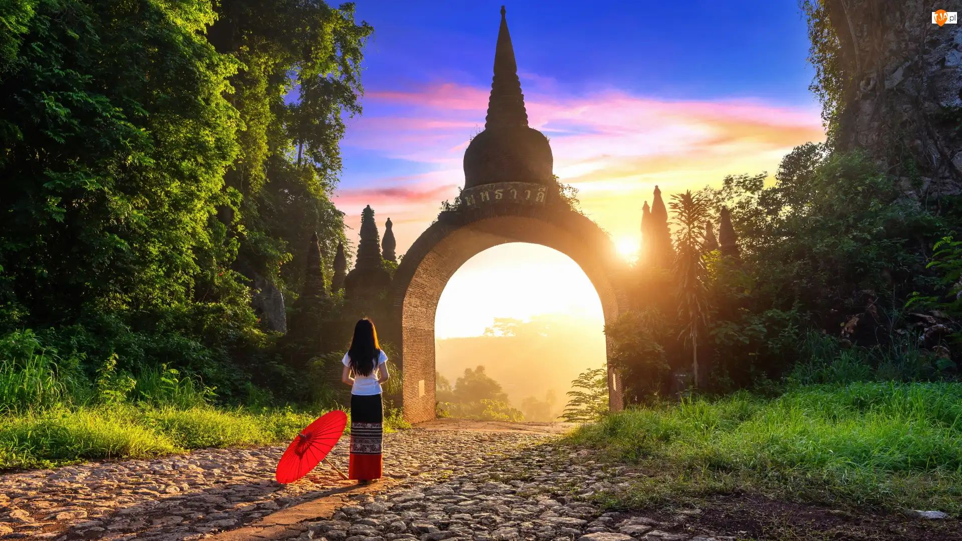 Tajlandia, Słońce, Prowincja Surat Thani, Drzewa, Khao Na Nai Luang Dharma Park, Droga, Kobieta, Brama, Parasolka