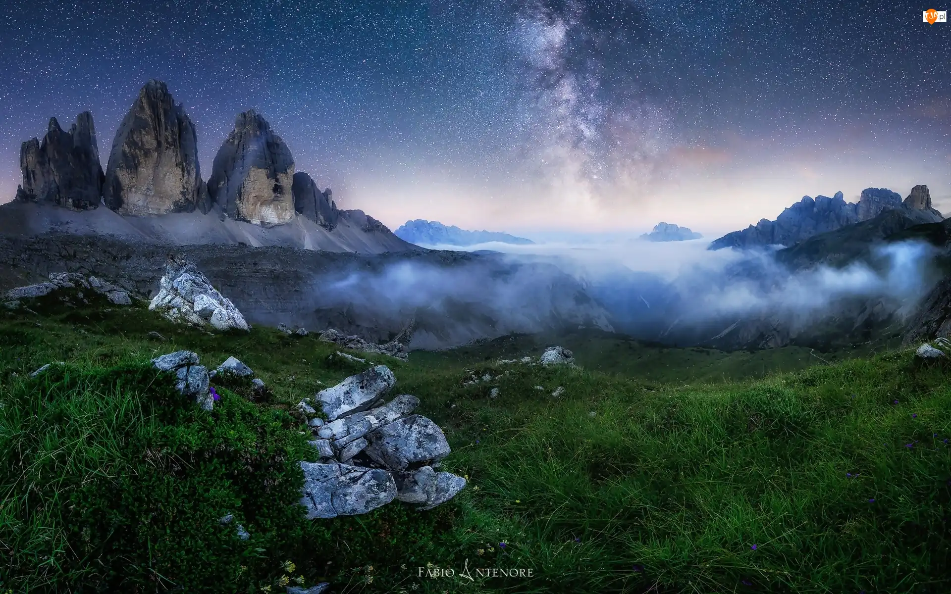 Góry Dolomity, Tre Cime di Lavaredo, Mleczna droga, Włochy, Trawa, Kamienie, Mgła