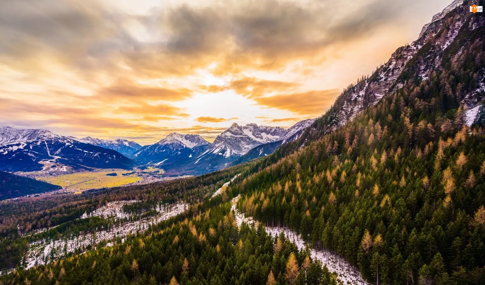 Góry Alpy, Ośnieżone, Wschód słońca, Austria, Chmury, Las, Szczyty