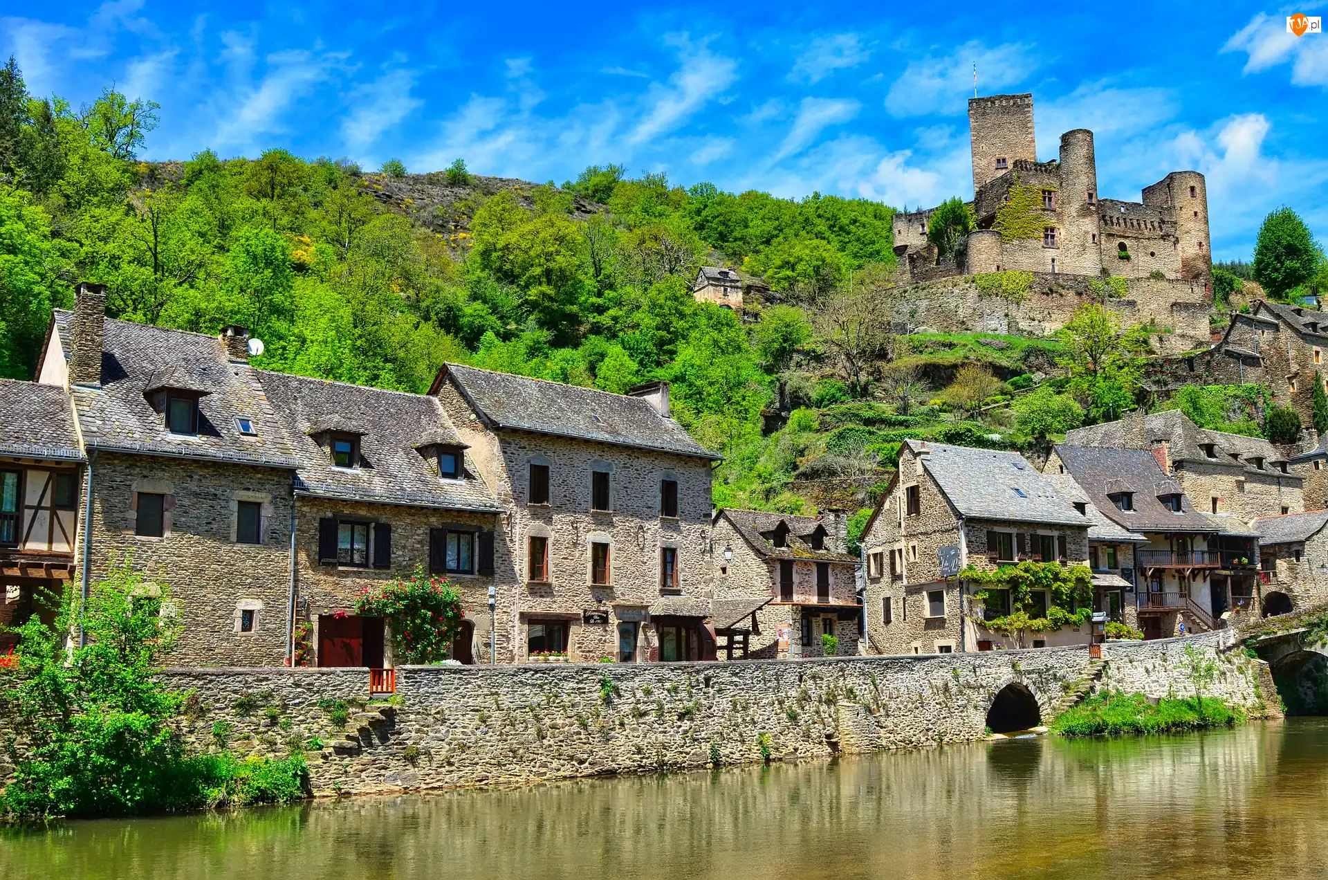 Rzeka Aveyton, Zamek Belcastel, Belcastel, Francja, Domy