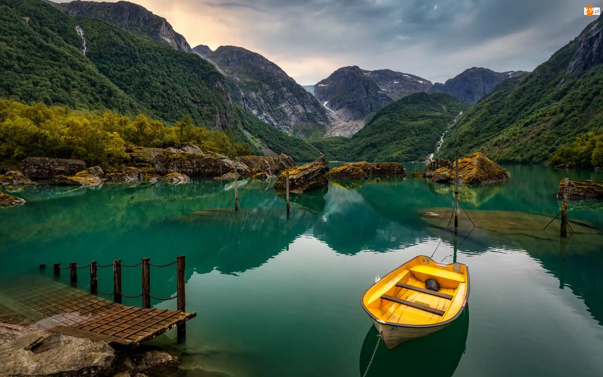 Norwegia, Jezioro Bondhusvatn, Hordaland, Lodowiec Folgefonna, Jęzor Bondhusbreen, Pomost, Skały, Łódka, Góry
