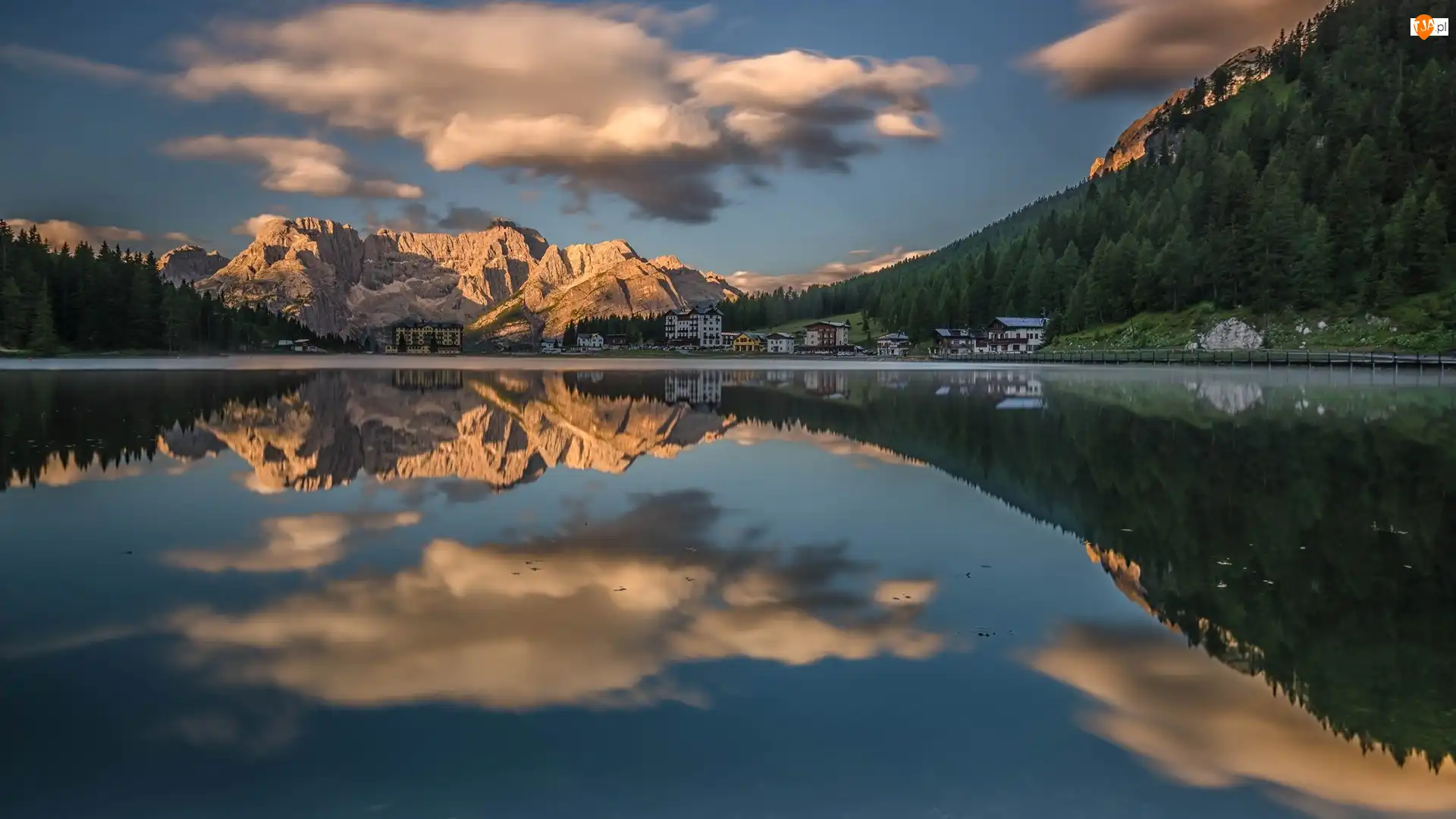 Misurina Lake, Hotel, Cortina dAmpezzo, Grand Hotel Misurina, Dolomity, Region Cadore, Domy, Góry, Chmury, Jezioro, Włochy