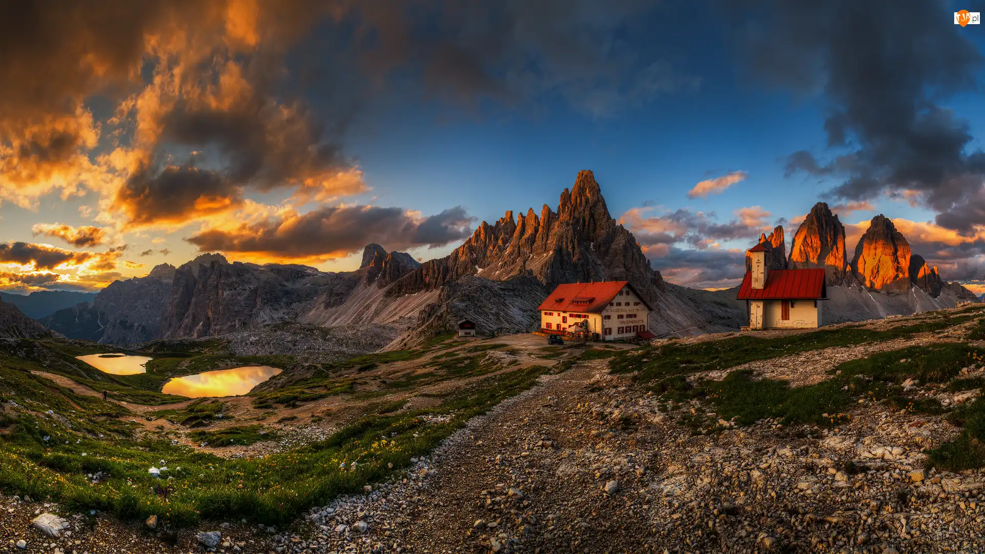Schronisko Auronzo, Góry, Chmury, Kaplica, Tre Cime di Lavaredo, Dom, Włochy, Dolomity
