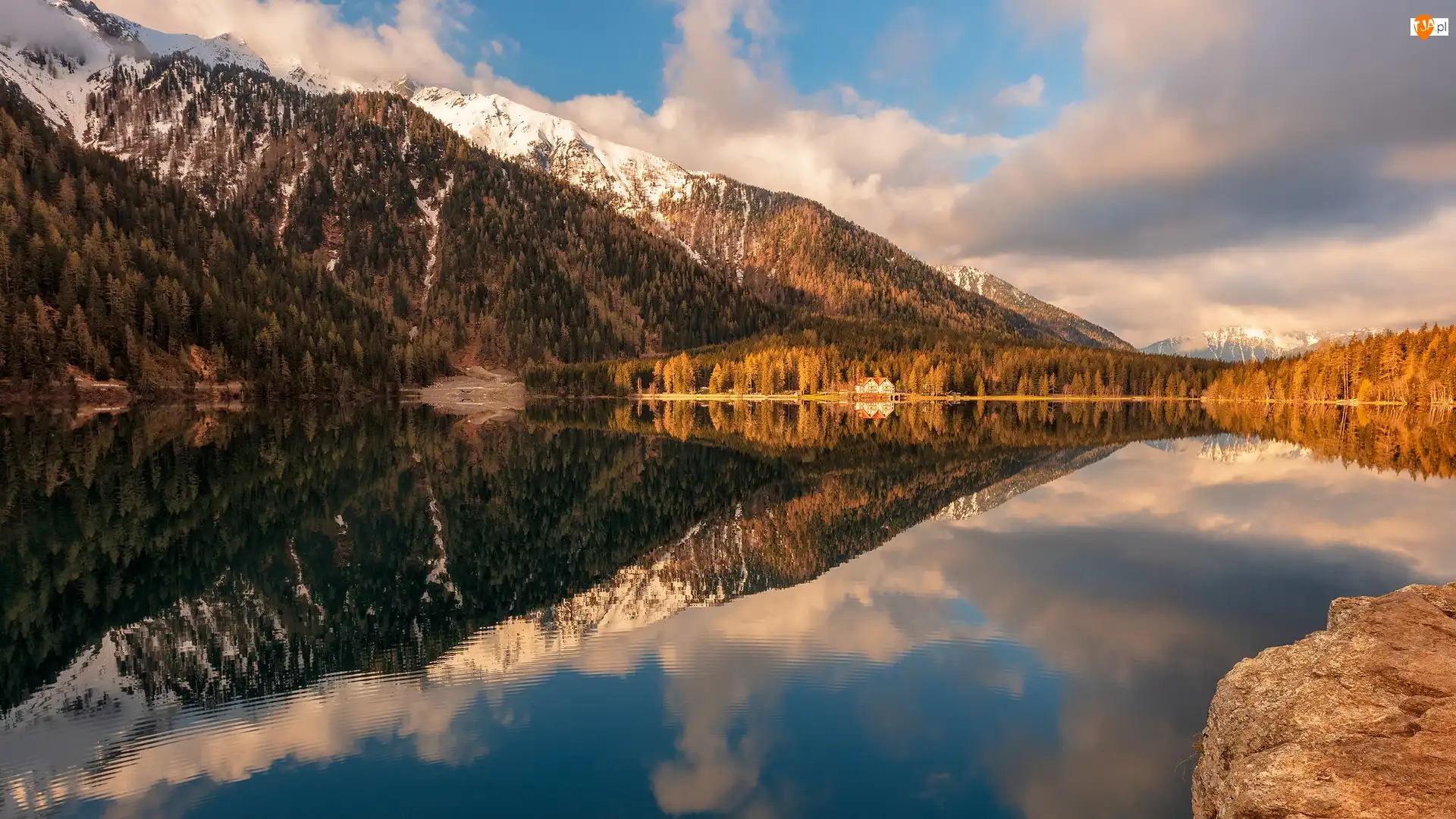 Anterselva Lake, Dolomity, Dom, Drzewa, Góry, Hotel Seehaus, Antholzer See, Jesień, Modrzewie, Jezioro, Włochy