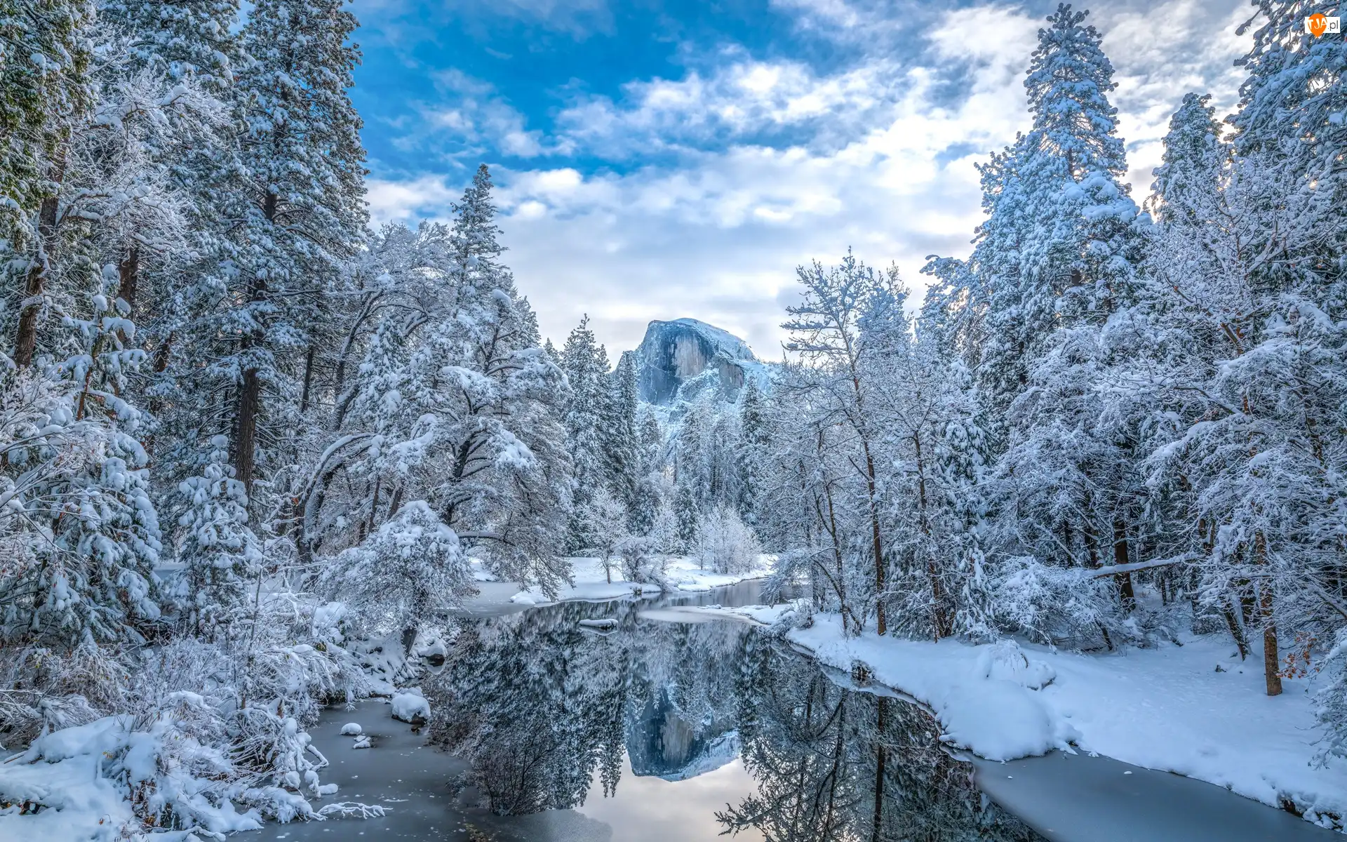 Góra, Rzeka, Ośnieżone, Merced River, Kalifornia, Drzewa, Half Dome, Stany Zjednoczone, Zima, Park Narodowy Yosemite, Chmury
