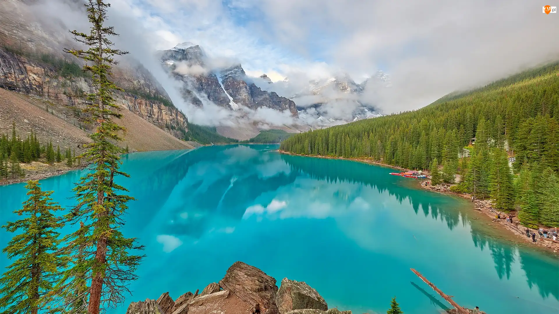 Chmury, Prowincja Alberta, Mgła, Moraine Lake, Drzewa, Park Narodowy Banff, Góry, Kanada, Jezioro