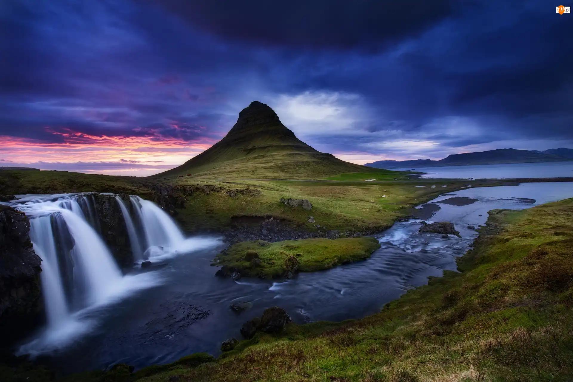 Góra Kirkjufell, Chmury, Półwysep Snæfellsnes, Islandia, Wodospad Kirkjufellsfoss