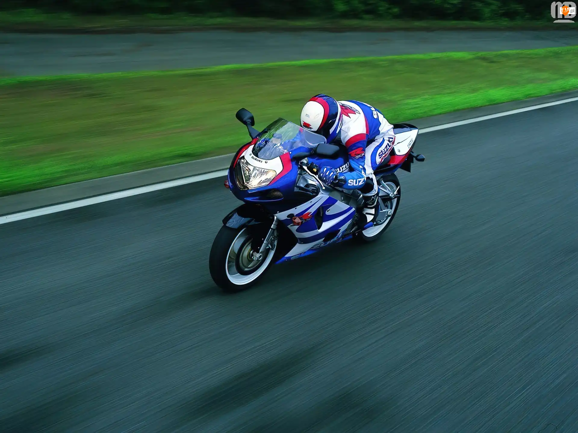 tor, koła, opony , światła , kierownica, Motory Suzuki, tłumik , lusterka, siedzenie , kierowca