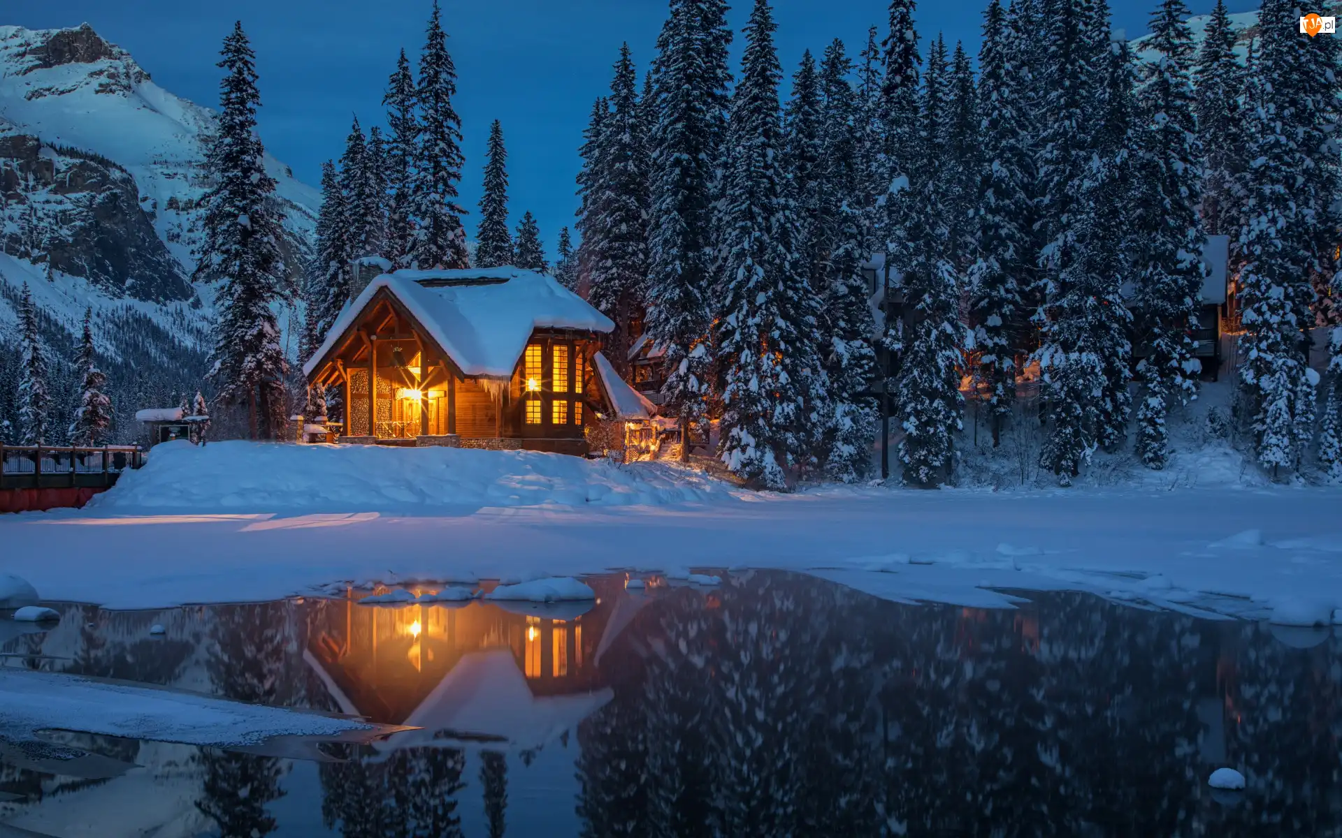 Jezioro, Las, Światła, Kanada, Emerald Lake, Zima, Drzewa, Dom, Śnieg, Góry, Wieczór, Park Narodowy Yoho
