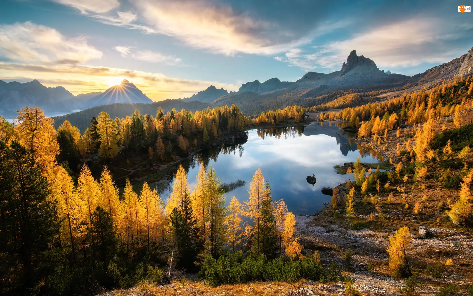 Mgła, Federa Lake, Wschód słońca, Włochy, Chmury, Jezioro, Dolomity, Jesień, Góry, Las, Drzewa, Prowincja Belluno