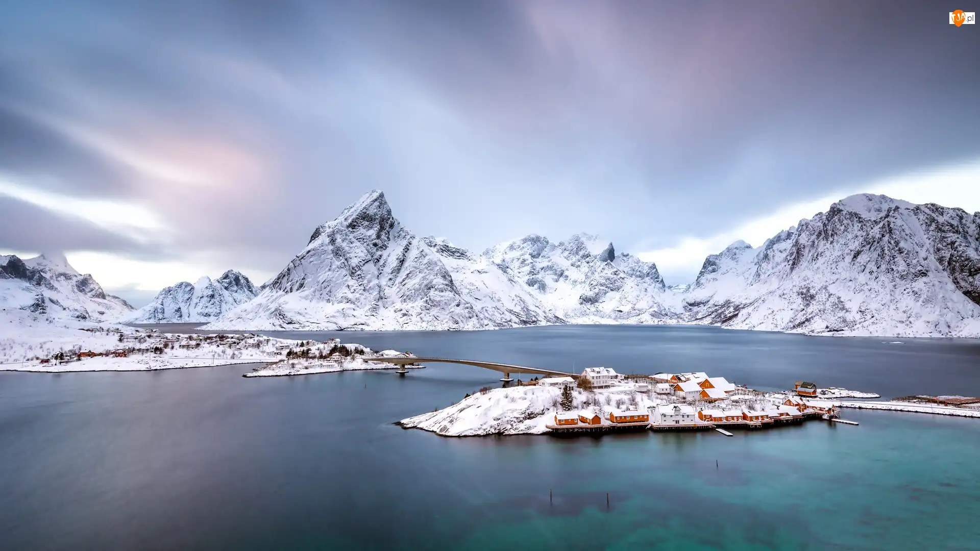 Mount Olstind, Norwegia, Zima, Mgła, Morze, Góry, Wioska Sakrisoy, Lofoty