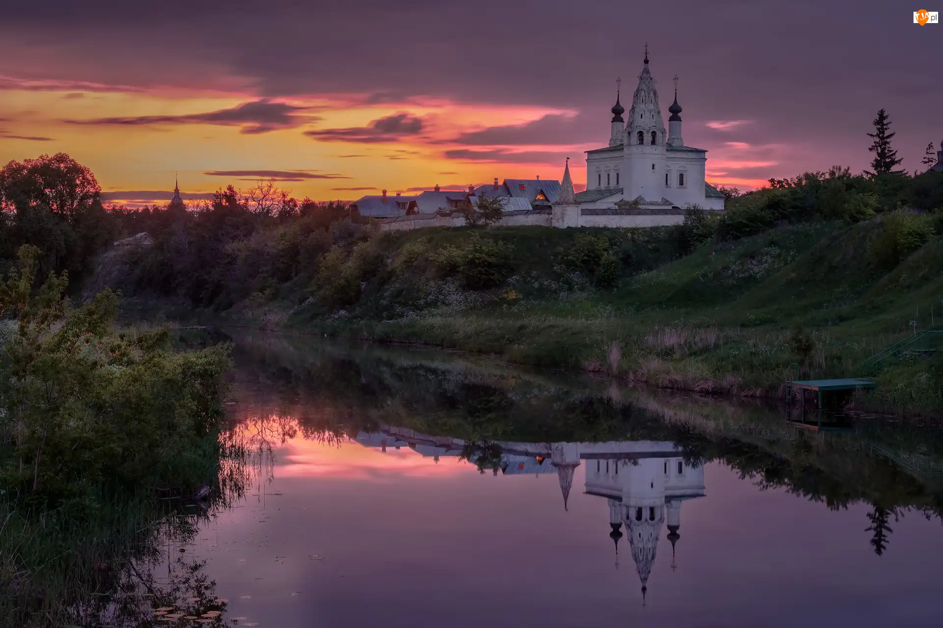 Suzdal, Drzewa, Cerkiew, Obwód włodzimierski, Rzeka Kamienka, Odbicie, Rosja, Wschód słońca