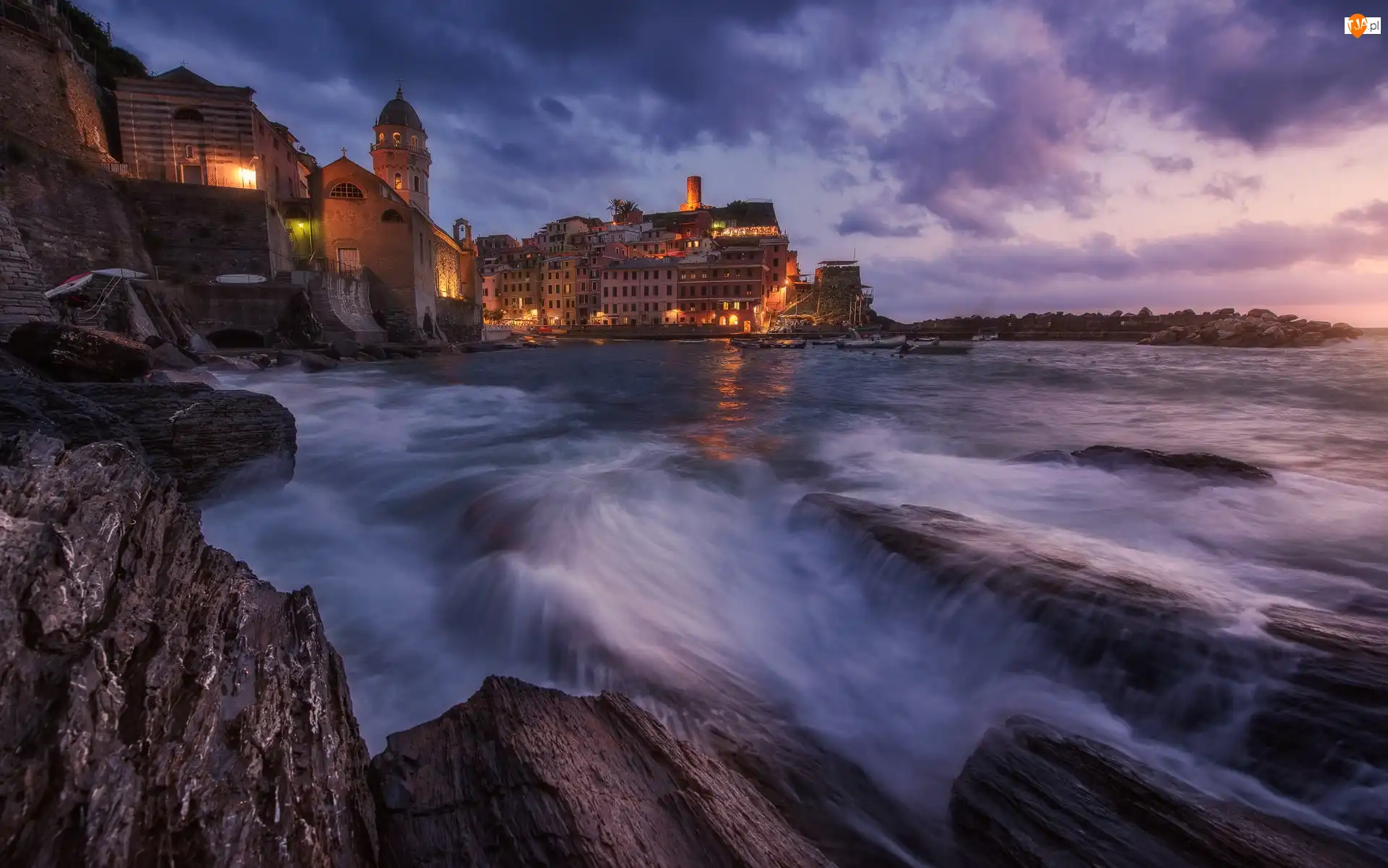 Zatoka, Włochy, Vernazza, Skały, Prowincja La Spezia, Morze Liguryjskie, Chmury, Domy
