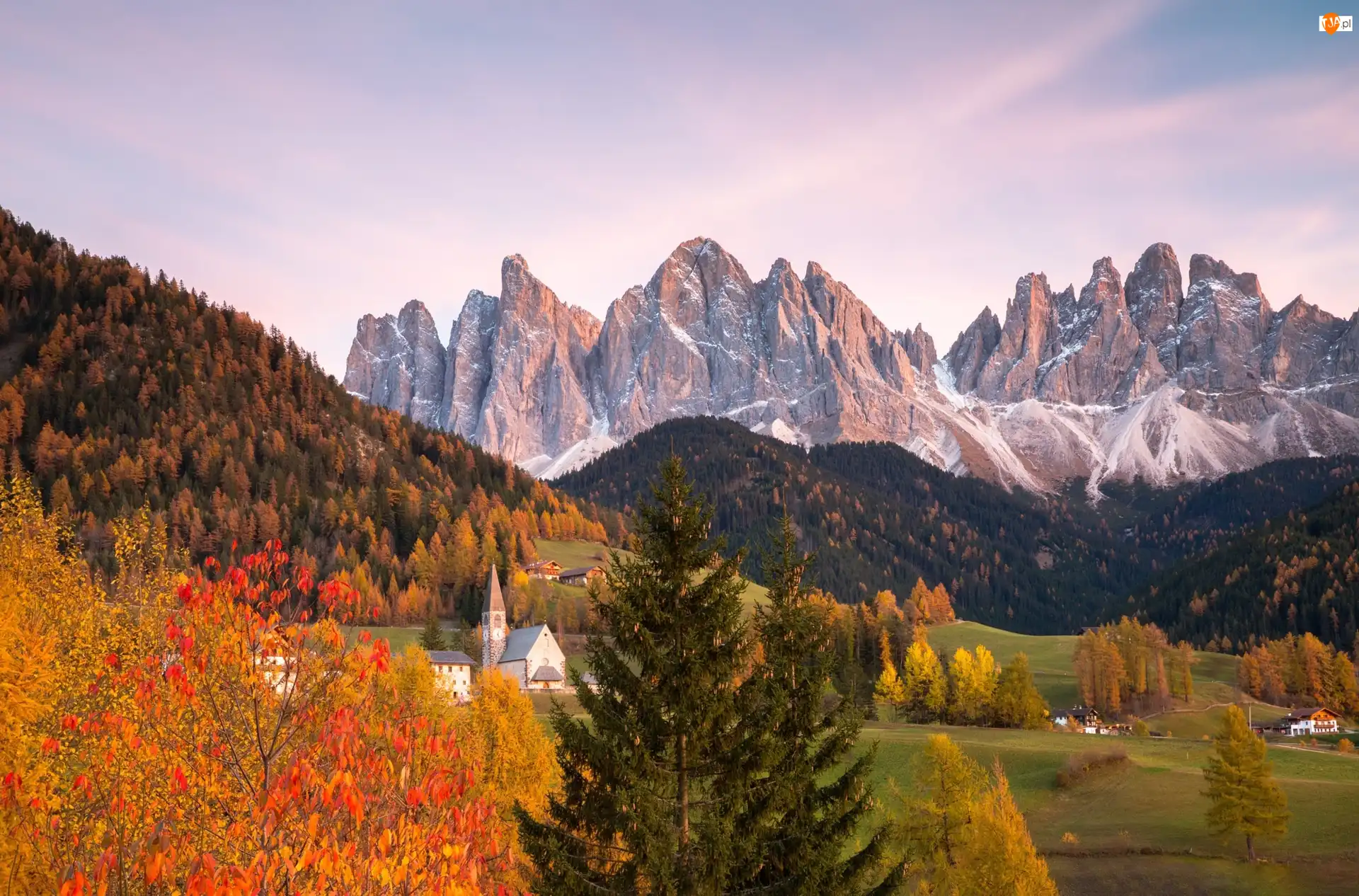 Wieś Santa Maddalena, Masyw Odle, Jesień, Lasy, Dolomity, Domy, Góry, Włochy, Drzewa, Dolina Val di Funes, Kościół