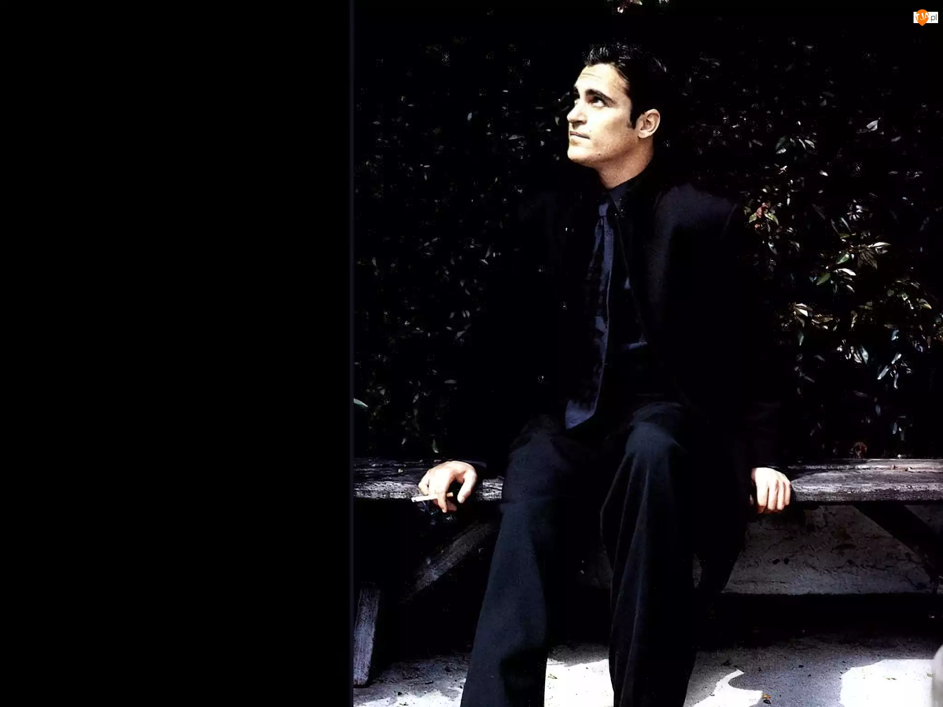 ławka, Joaquin Phoenix, czarny strój