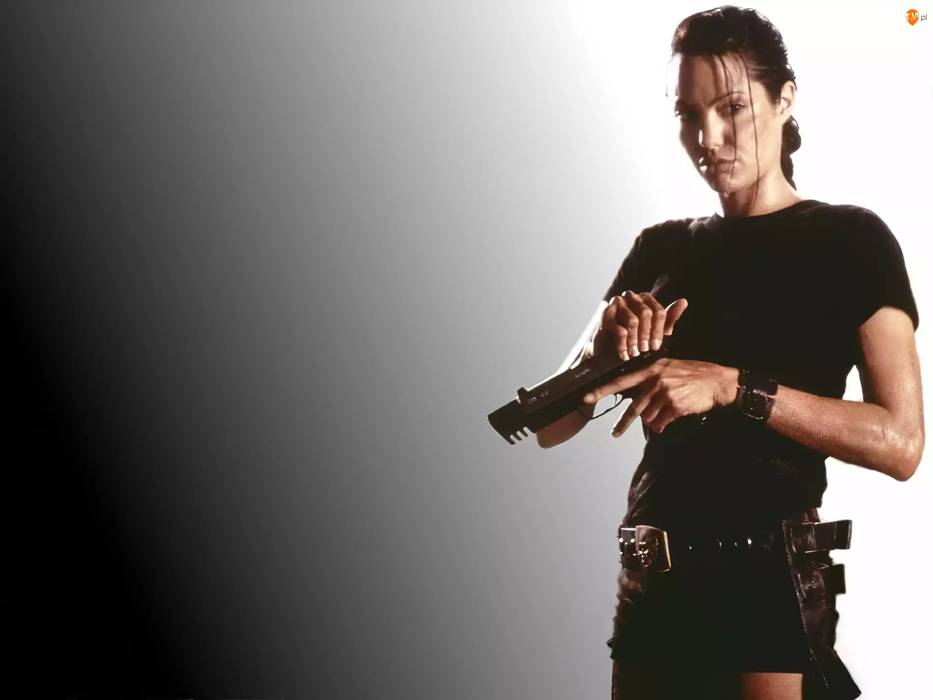 Angelina Jolie, pistolet