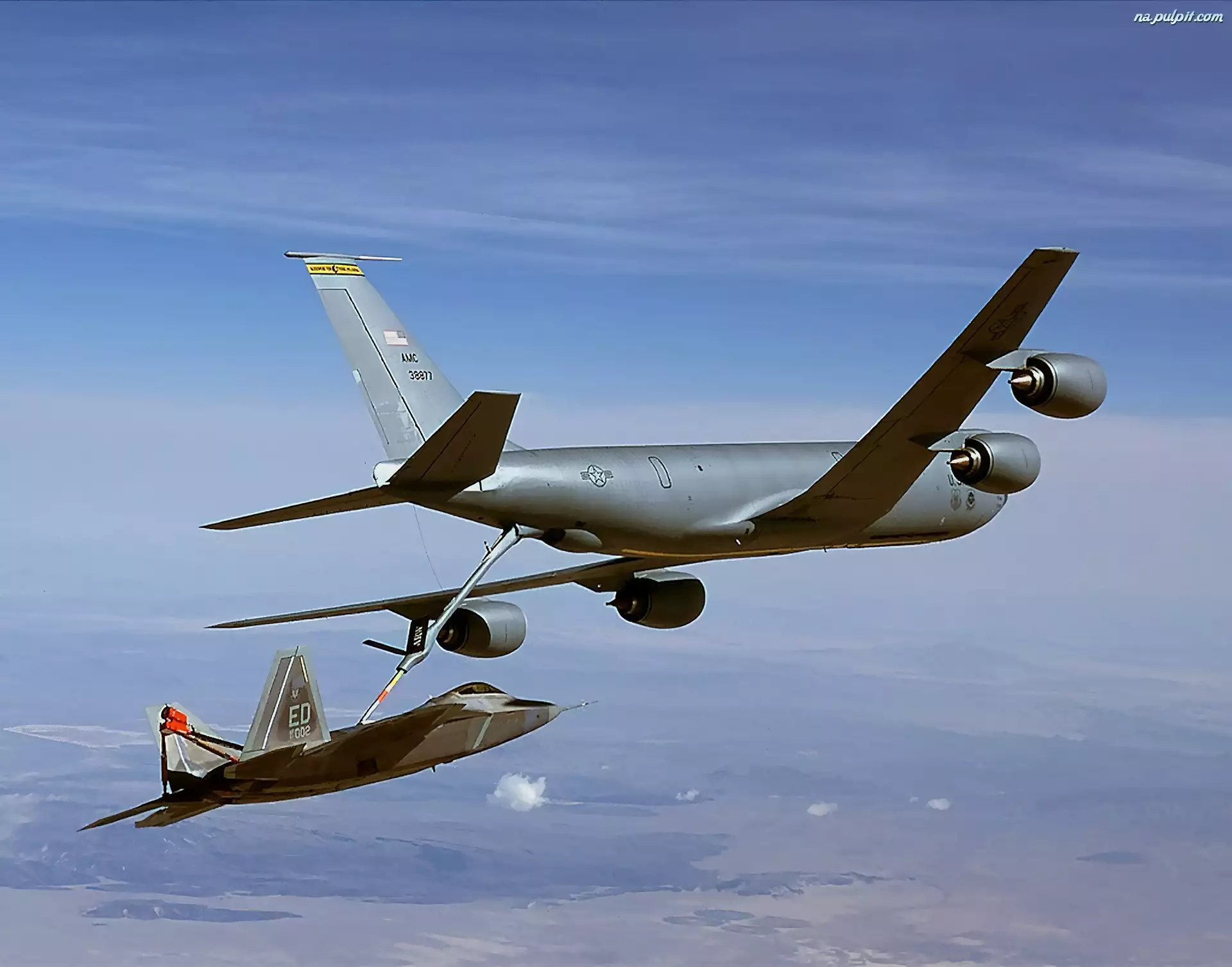 F-22A, Boeing KC-135 Stratotanker
