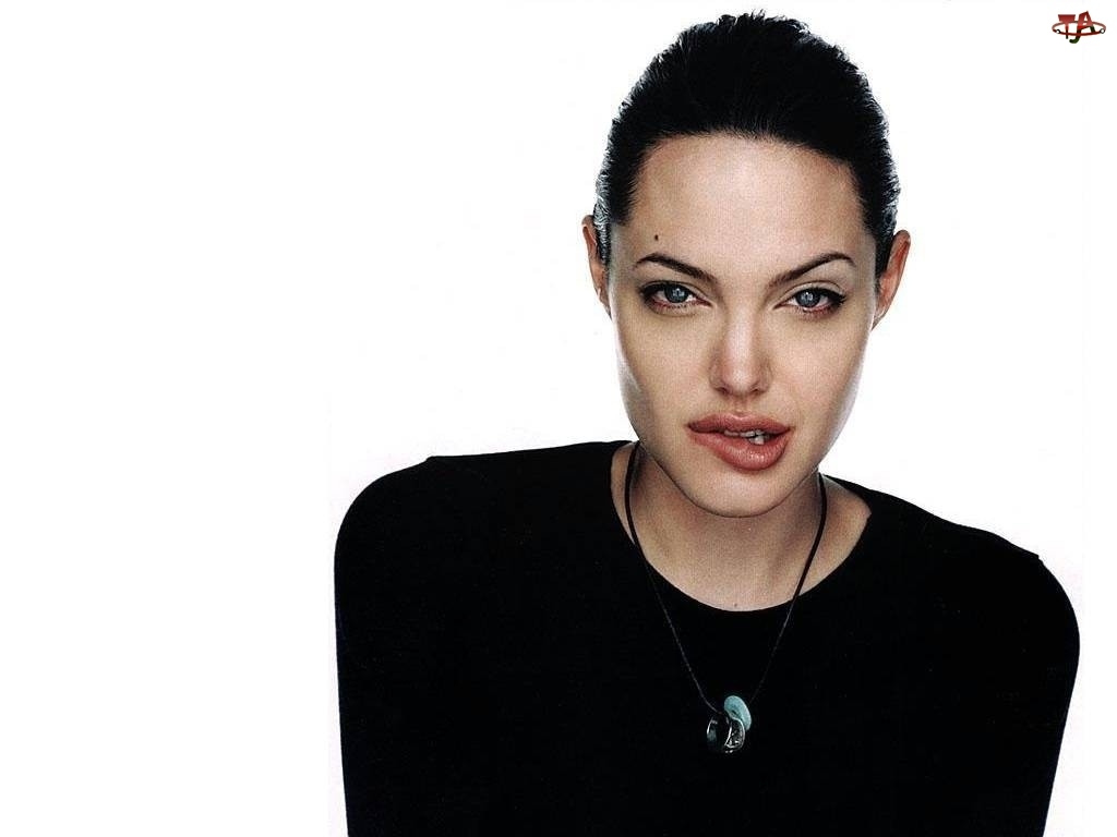 Angelina Jolie, czarna bluzka