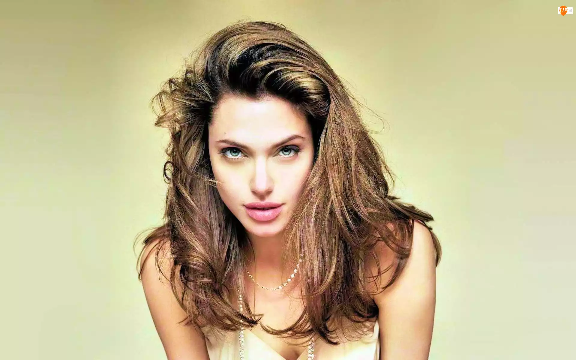 Angelina Jolie, Koraliki
