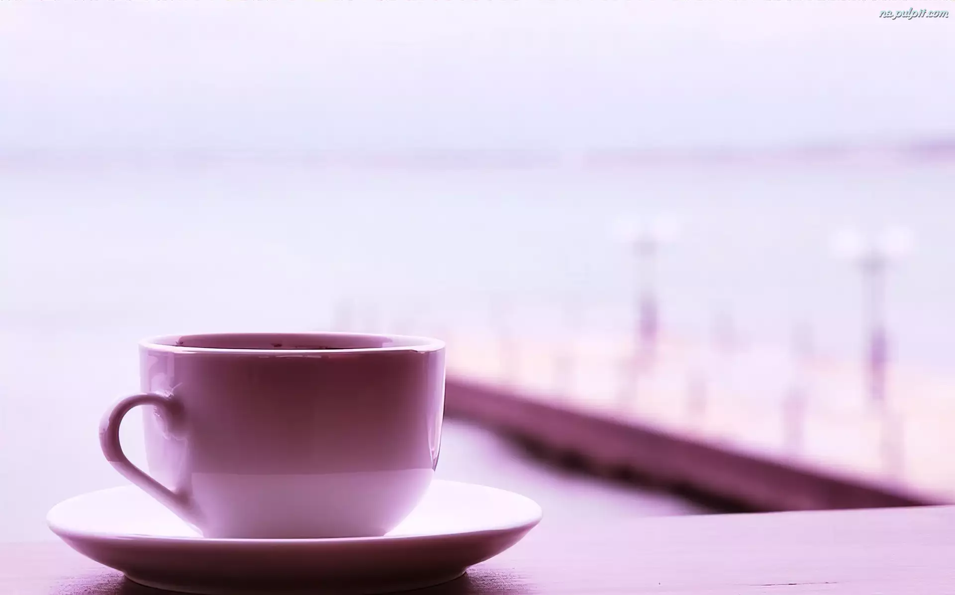 Утренний 1 б. Чашка кофе на розовом фоне. Кофе на розовом фоне. Чашка на розовом фоне. Кофе в розовой чашке.